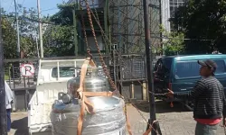 Gallery Liquid Helium untuk MRI 2 loading_unloading_liquid_helium_dewar_di_pelanggan